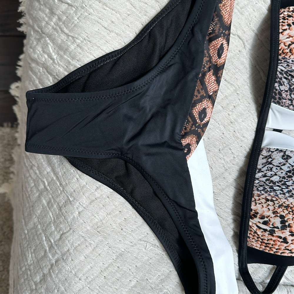 Bikini - Picture 4 of 4